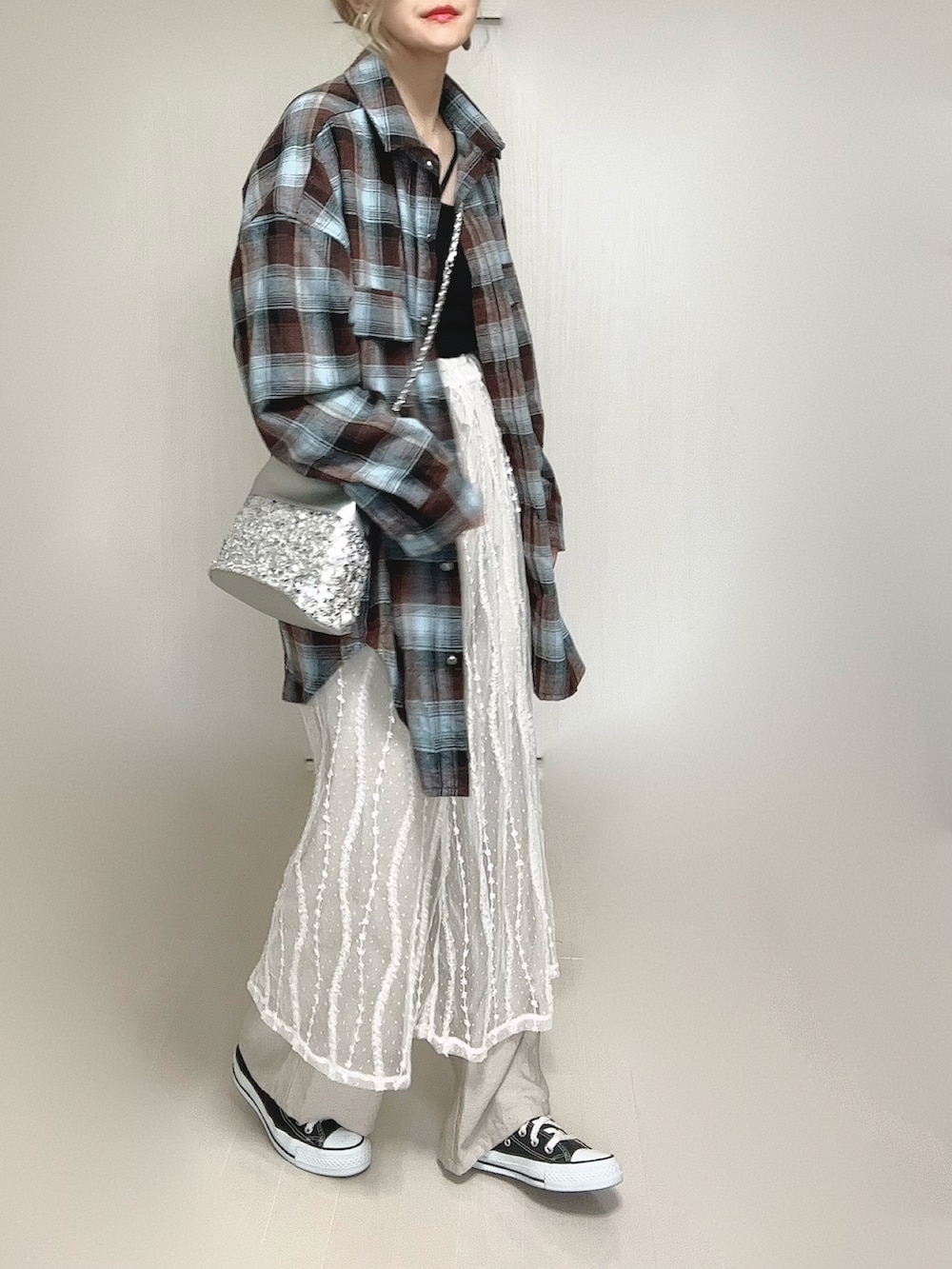 ブラウン系のシャツ/ブラウス、ブラック系のキャミソール、シルバー系のショルダーバッグを着用したレディースの夏コーディネートの2枚目の写真