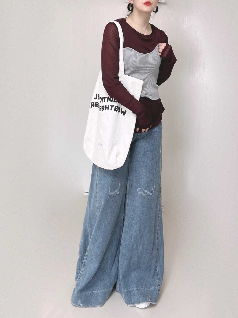 ブラウン系のTシャツ/カットソー、グレー系のチューブトップ、ホワイト系のトートバッグを着用したレディースの秋コーディネートの5枚目の写真