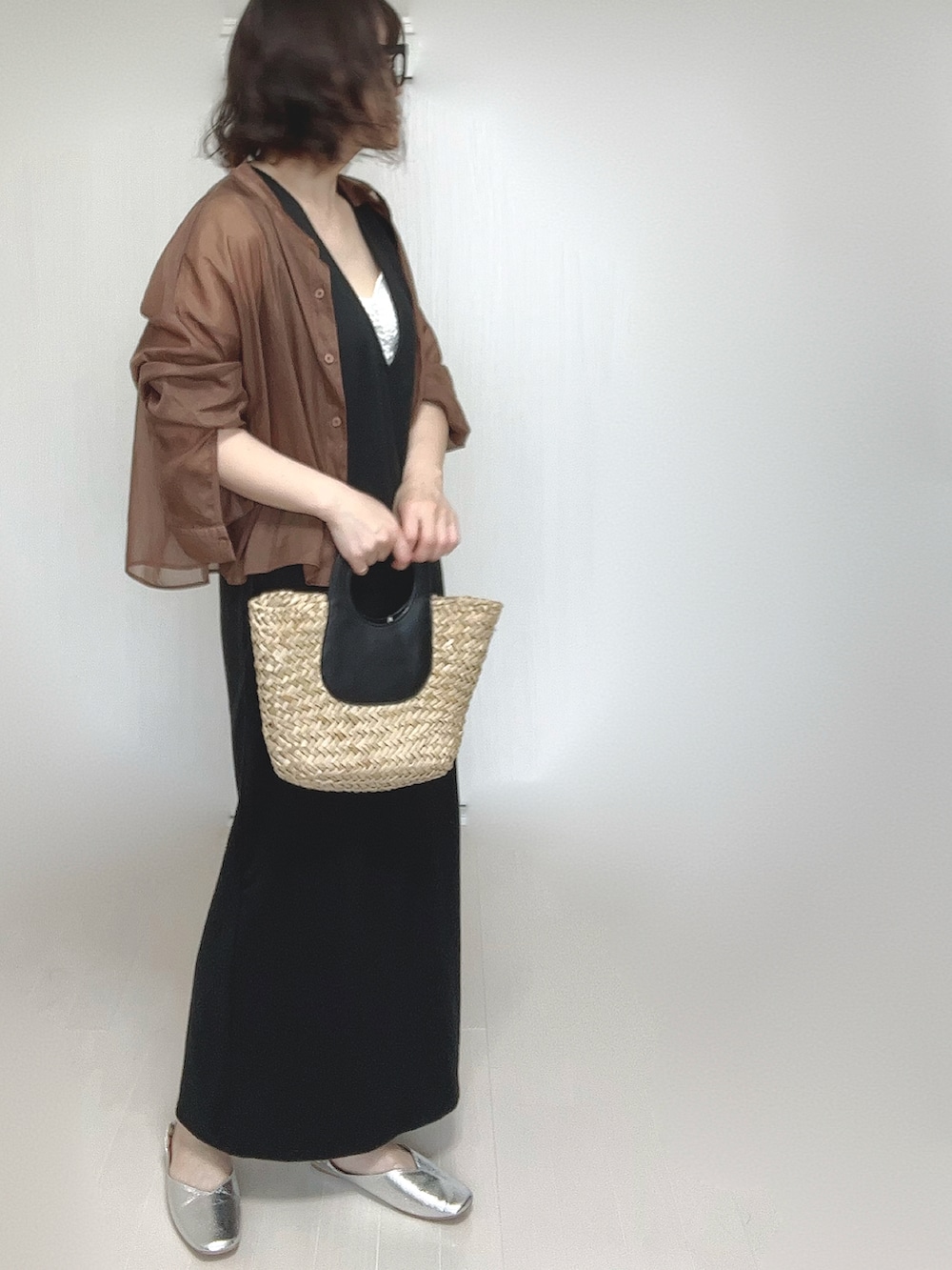 ブラック系のワンピース、ブラウン系のシャツ/ブラウス、シルバー系のパンプスを着用したレディースの春コーディネートの4枚目の写真