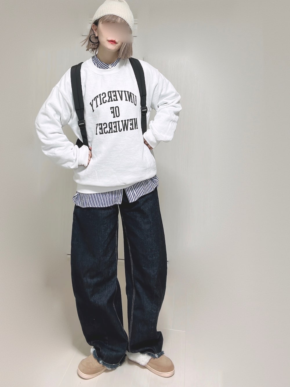 ブラック系のバックパック/リュック、ホワイト系のスウェット、ブルー系のシャツ/ブラウスを着用したレディースの秋コーディネートの4枚目の写真