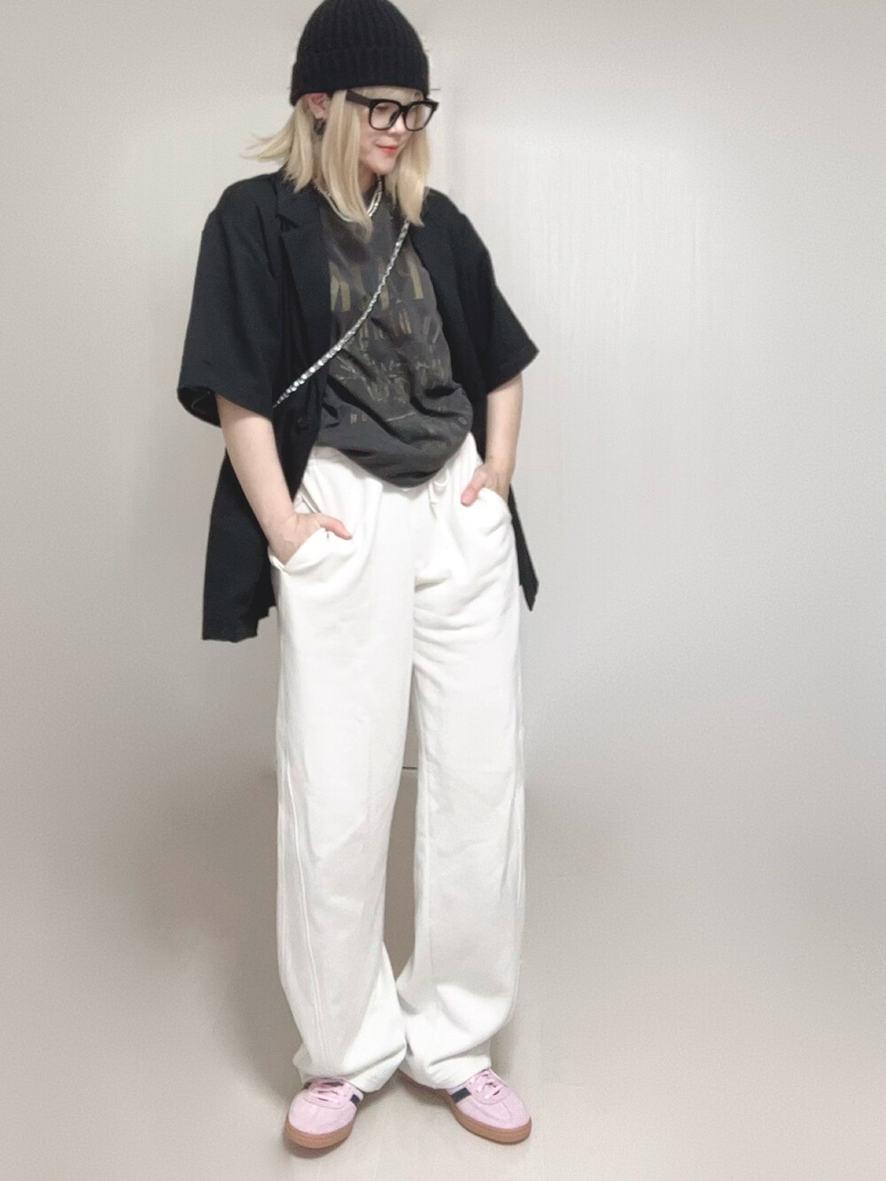 ブラック系のテーラードジャケット、ブラック系のTシャツ/カットソー、ピンク系のスニーカーを着用したレディースの春コーディネートの5枚目の写真