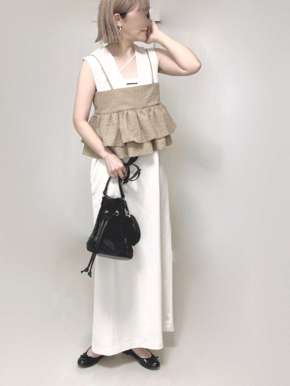 ホワイト系のワンピース、ベージュ系のキャミソール、ホワイト系のカーディガン/ボレロを着用したレディースの夏コーディネートの5枚目の写真