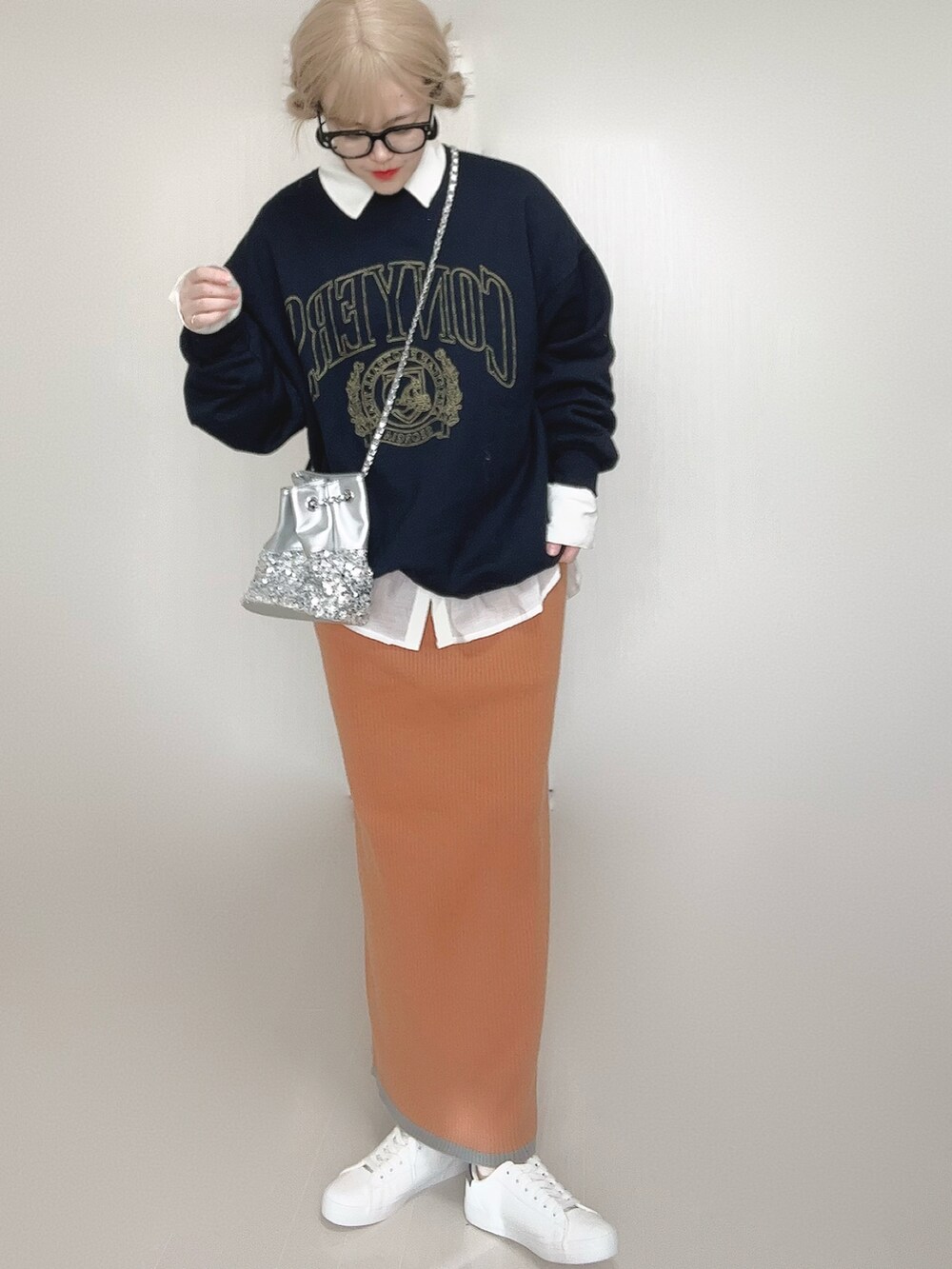 ブルー系のスウェット、ホワイト系のシャツ/ブラウス、シルバー系のショルダーバッグを着用したレディースの秋コーディネートの4枚目の写真