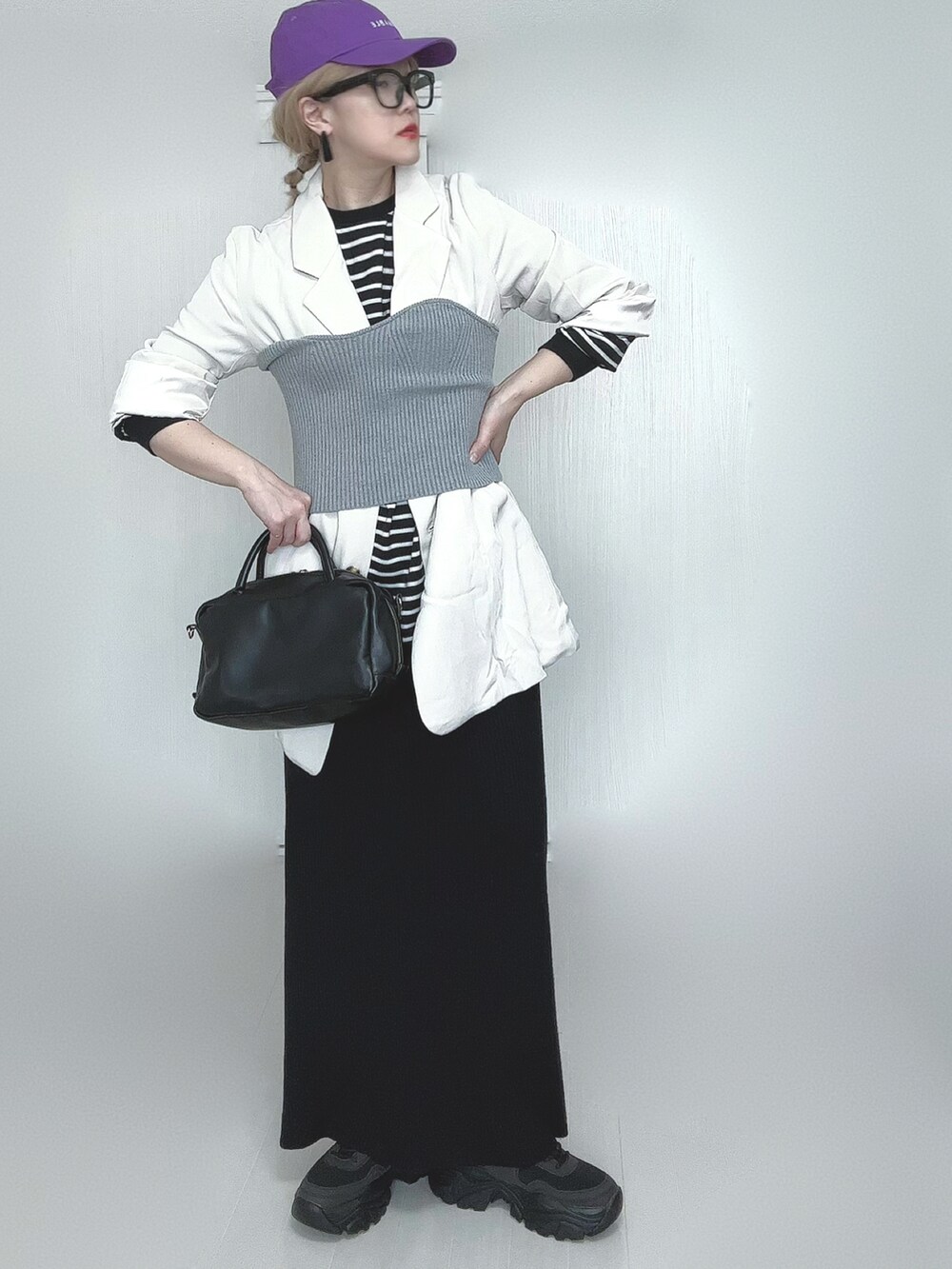 ホワイト系のTシャツ/カットソー、ホワイト系のテーラードジャケット、グレー系のチューブトップを着用したレディースの春コーディネートの2枚目の写真