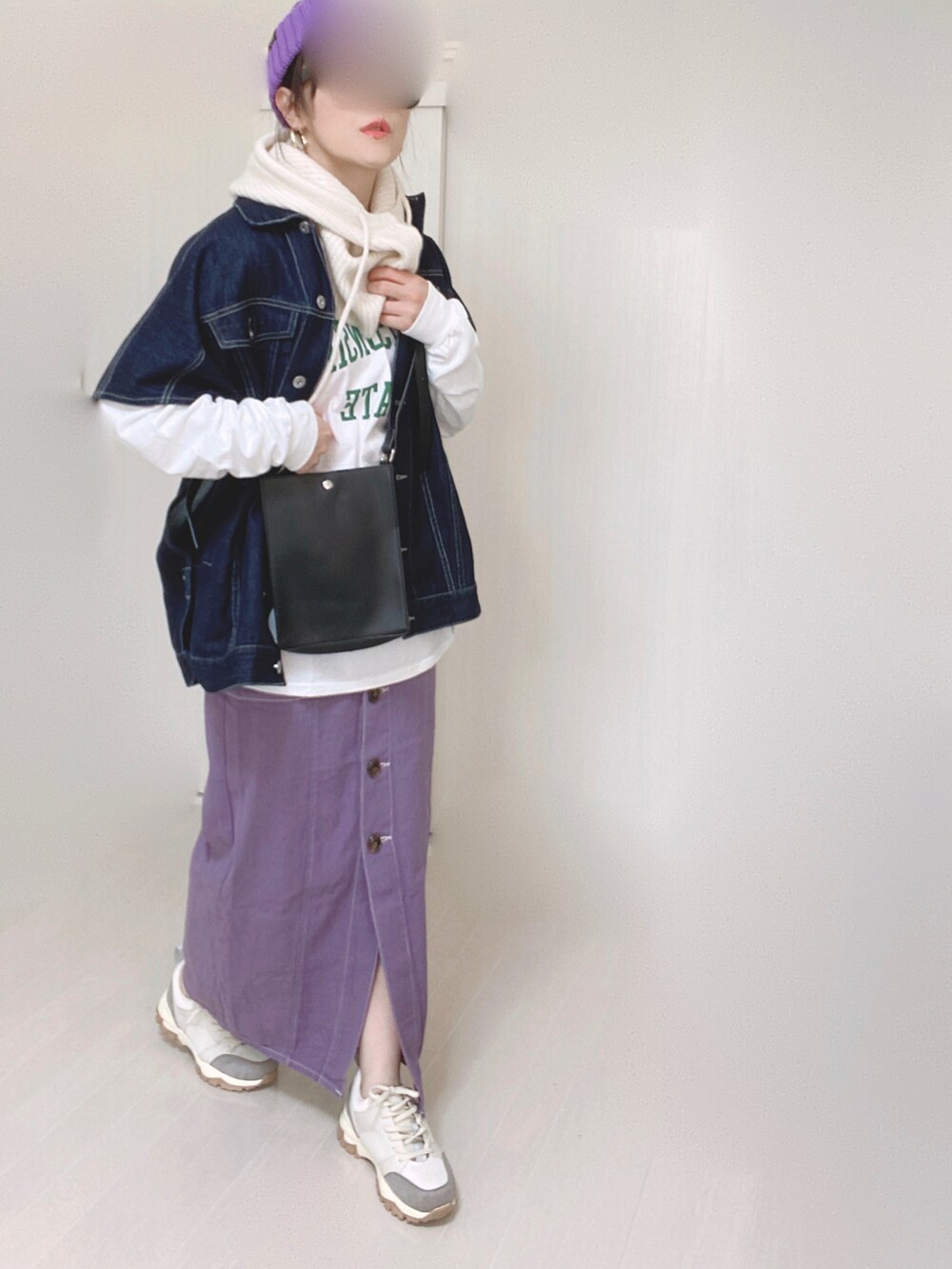ホワイト系のTシャツ/カットソー、パープル系のスカート、ベージュ系のスニーカーを着用したレディースの秋コーディネートの4枚目の写真