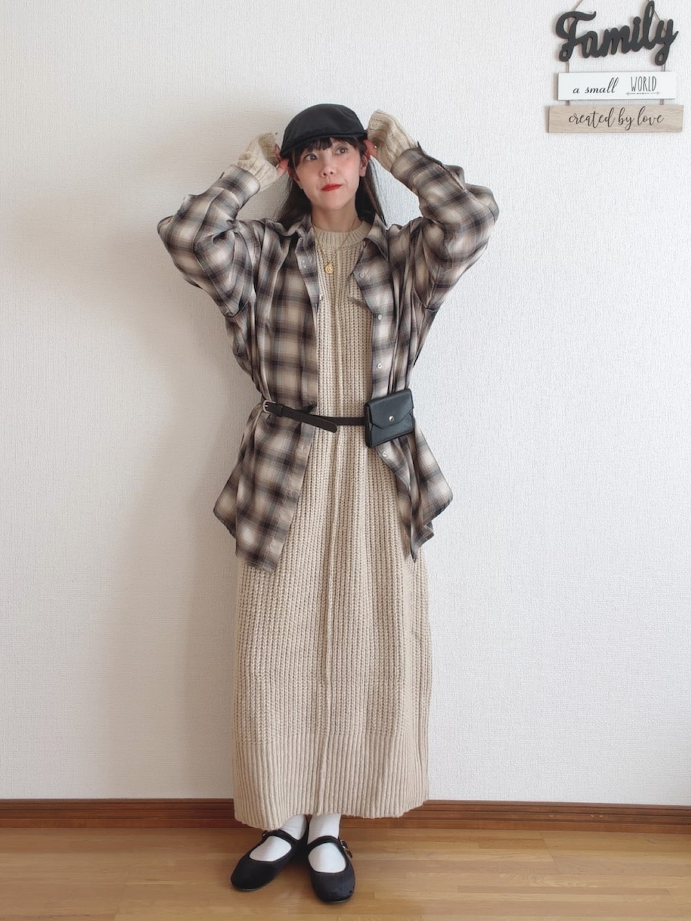 ベージュ系のシャツ/ブラウス、ホワイト系のワンピース、ブラック系のバレエシューズを着用したレディースの秋コーディネートの3枚目の写真
