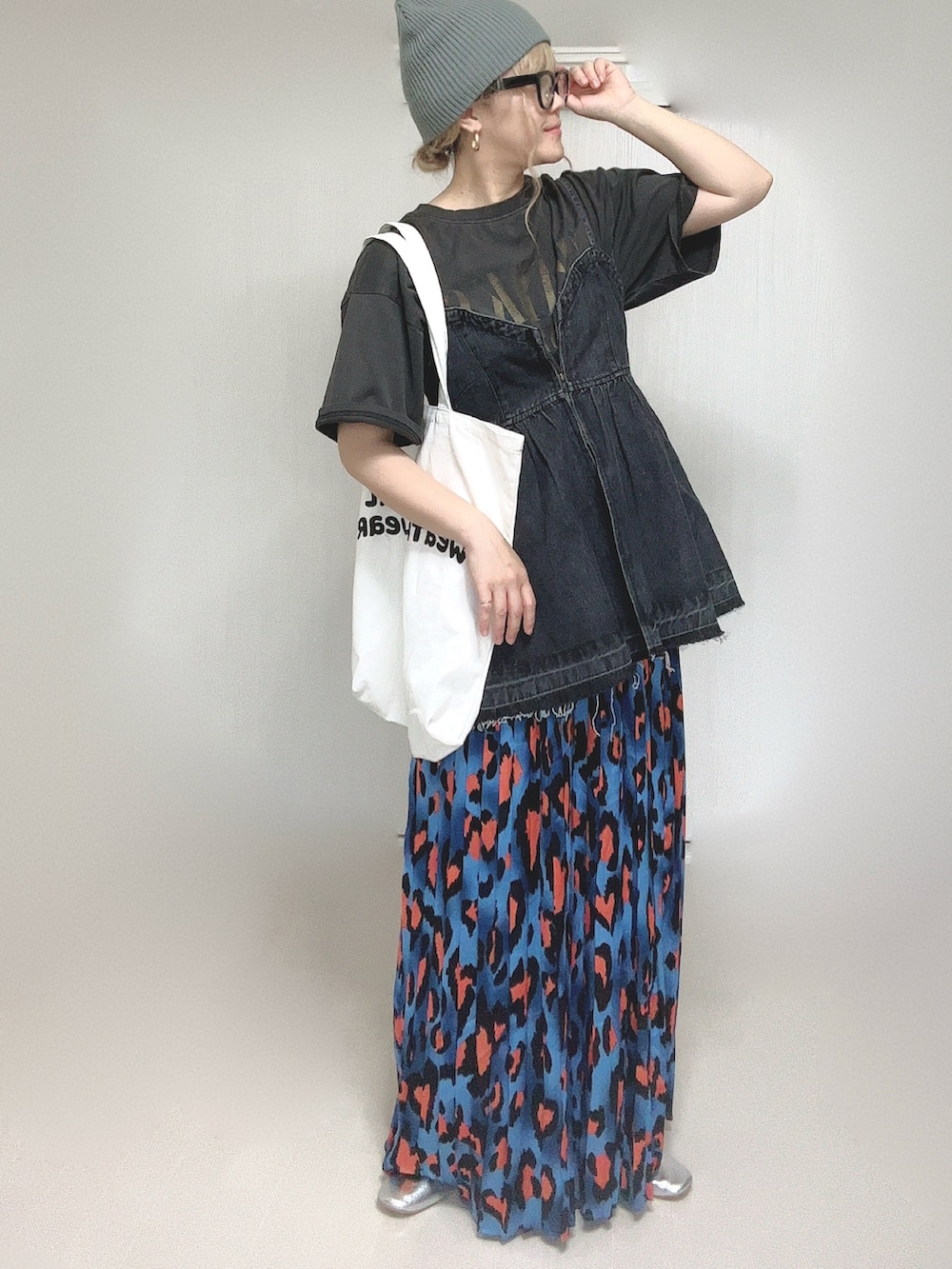 ブルー系のスカート、ブラック系のTシャツ/カットソー、ホワイト系のトートバッグを着用したレディースの夏コーディネートの5枚目の写真
