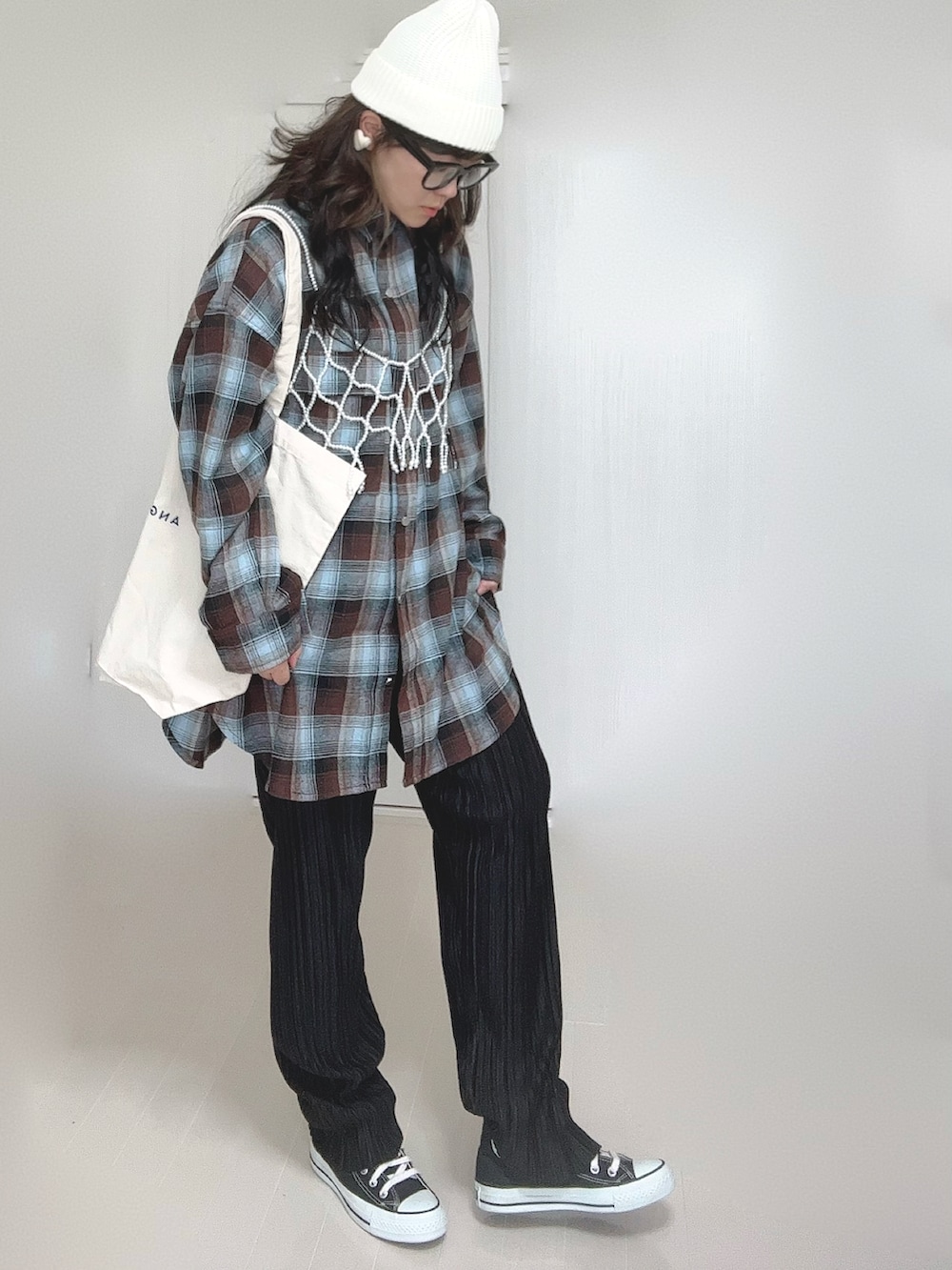 ブラウン系のシャツ/ブラウス、ホワイト系のベスト、ホワイト系のトートバッグを着用したレディースの秋コーディネートの5枚目の写真