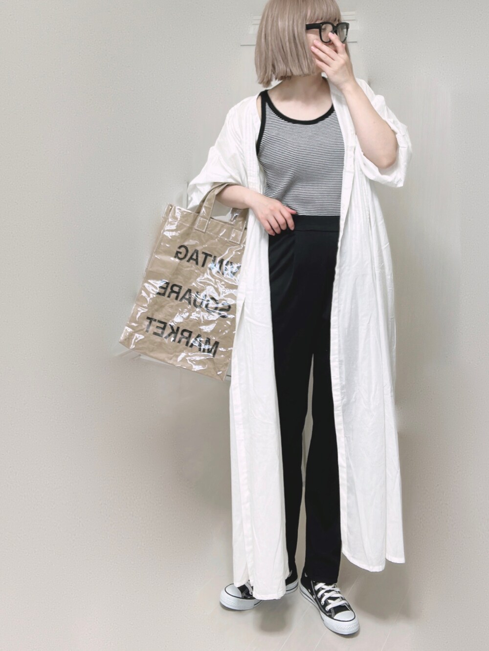 ブラック系のタンクトップ、ホワイト系のシャツワンピース、グリーン系のトートバッグを着用したレディースの夏コーディネートの4枚目の写真