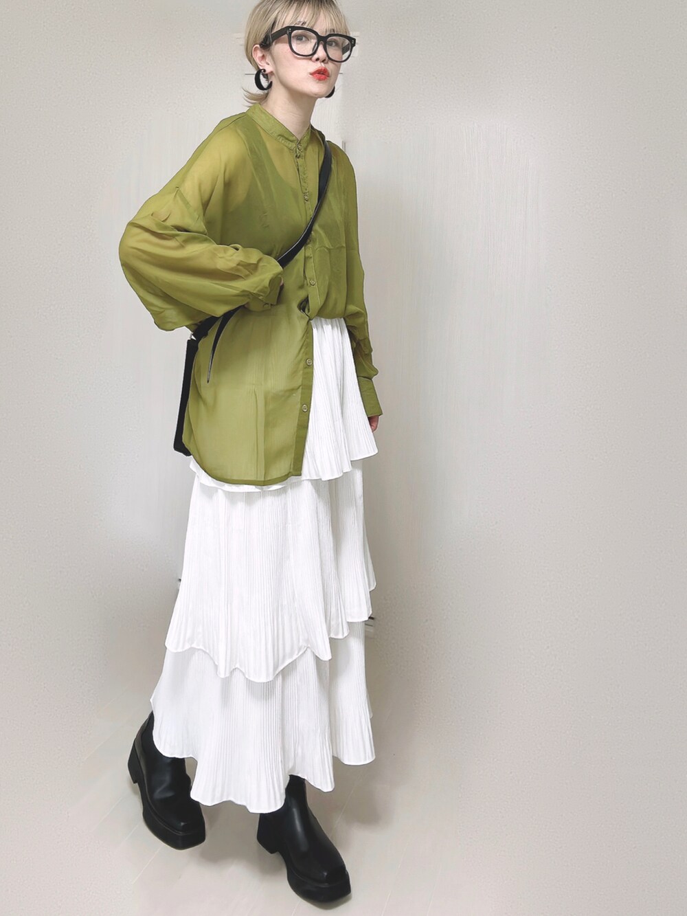 ホワイト系のスカート、グリーン系のシャツ/ブラウス、ブラック系のブーツを着用したレディースの秋コーディネートの4枚目の写真