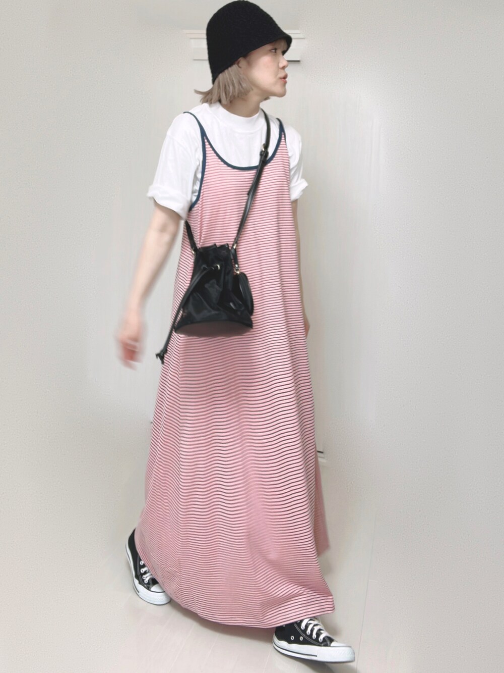 ピンク系のワンピース、ブラック系のショルダーバッグ、ブラック系のスニーカーを着用したレディースの夏コーディネートの4枚目の写真