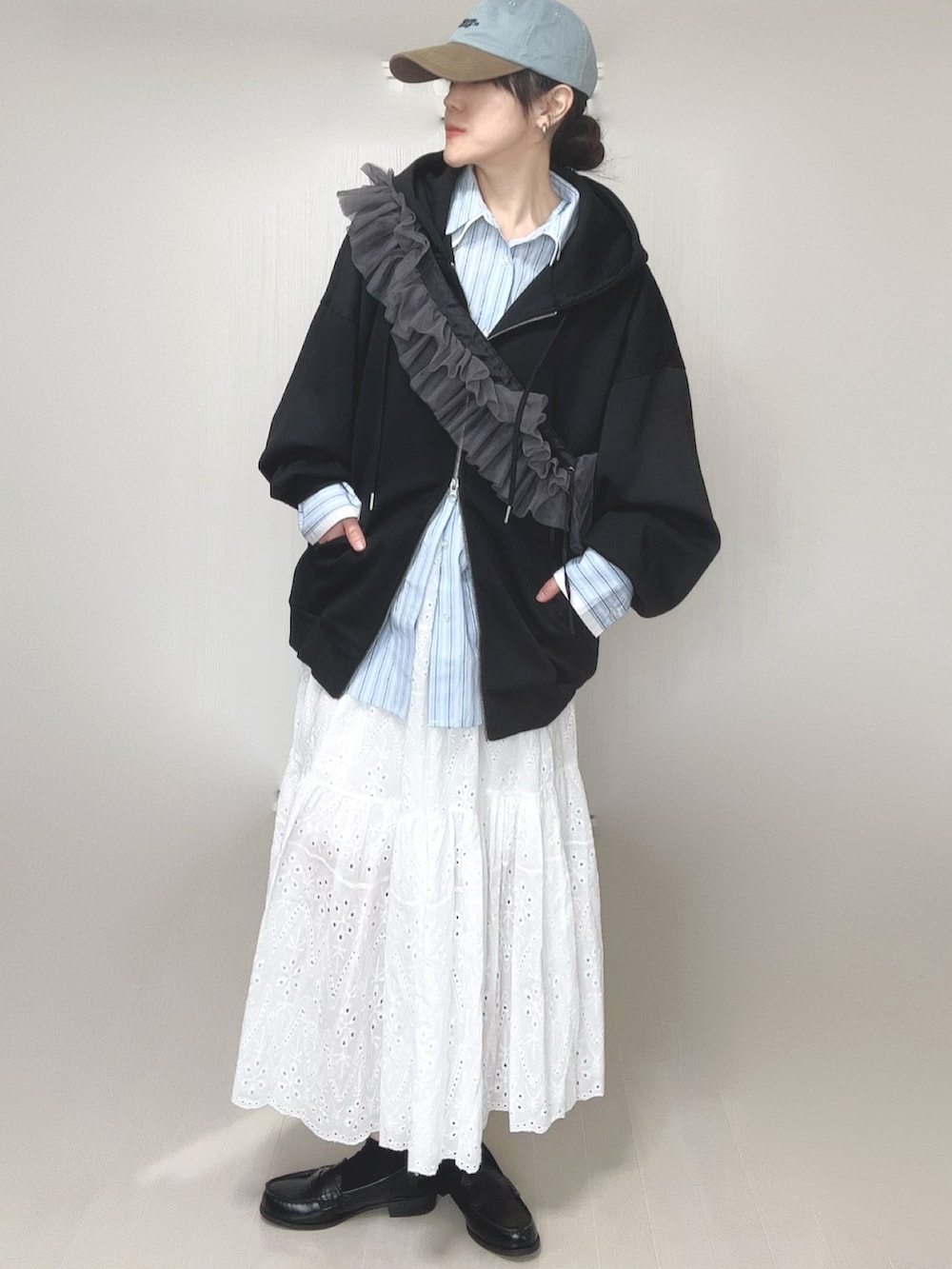 ブラック系のパーカー、ブルー系のシャツ/ブラウス、グレー系のショルダーバッグを着用したレディースの春コーディネートの2枚目の写真