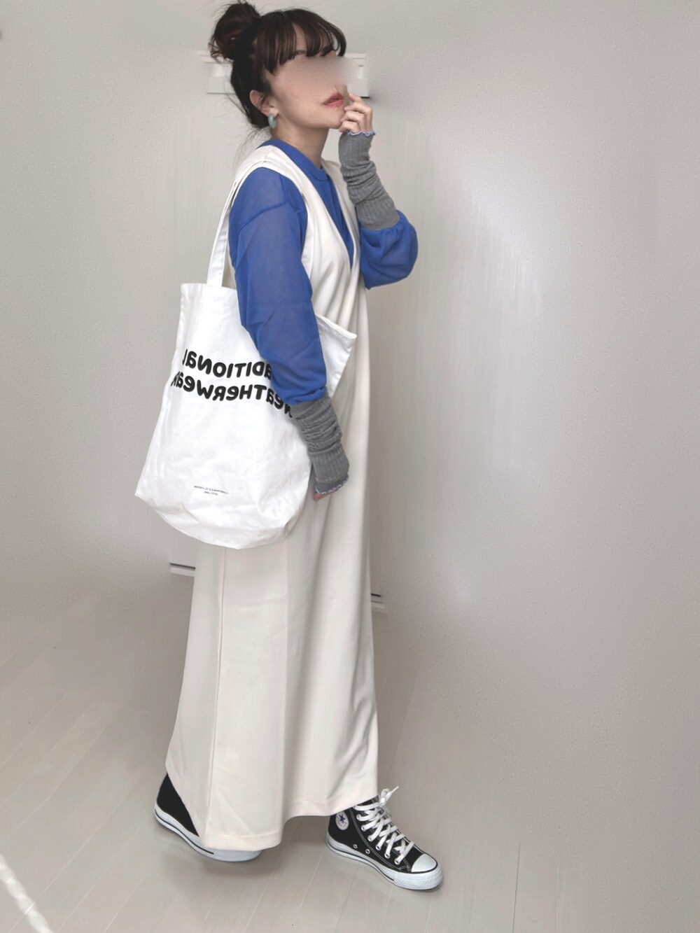 ホワイト系のワンピース、ブルー系のカーディガン/ボレロ、ホワイト系のトートバッグを着用したレディースの冬コーディネートの2枚目の写真