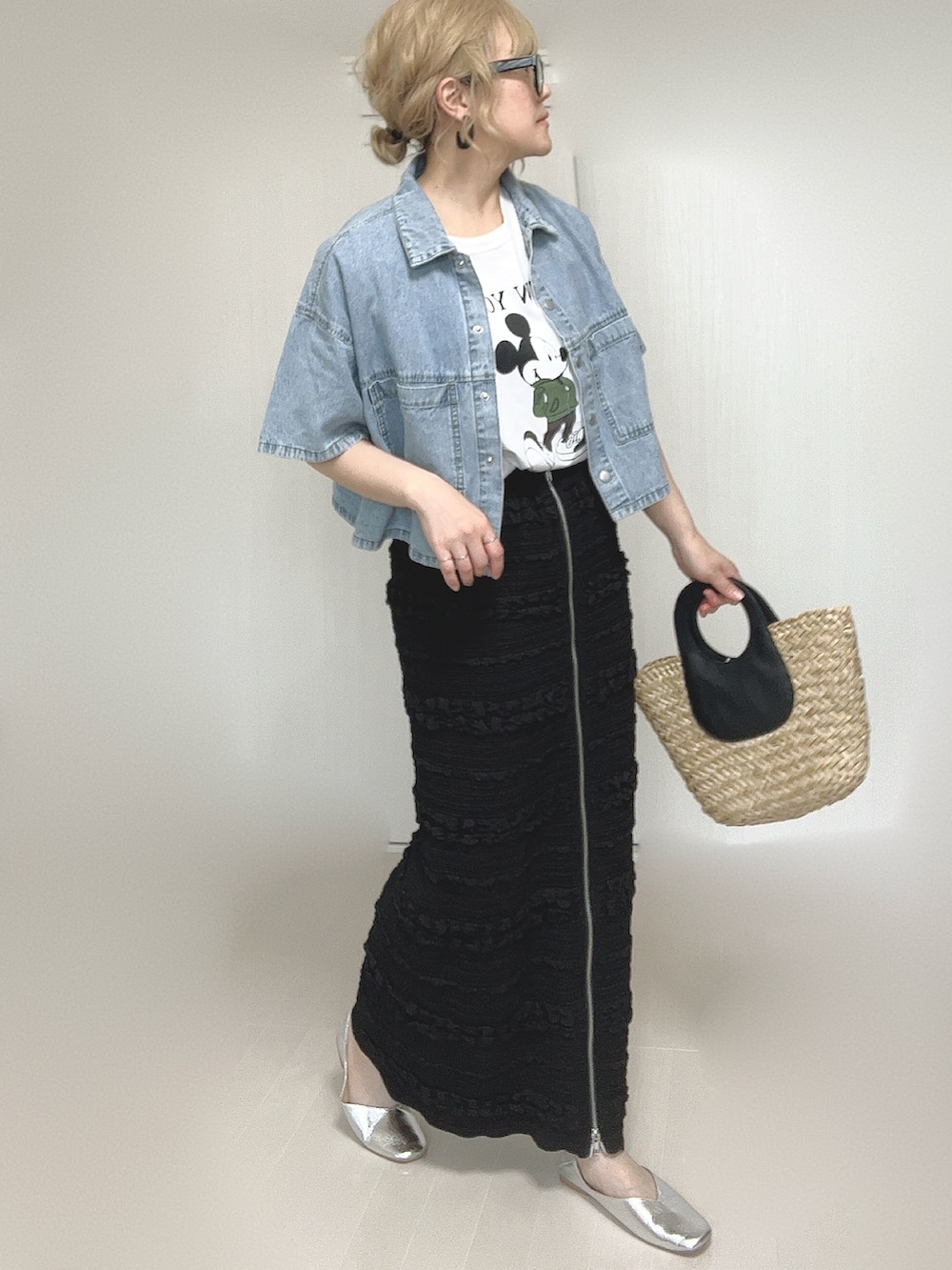 ブラック系のスカート、ブルー系のシャツ/ブラウス、ホワイト系のTシャツ/カットソーを着用したレディースの夏コーディネートの3枚目の写真