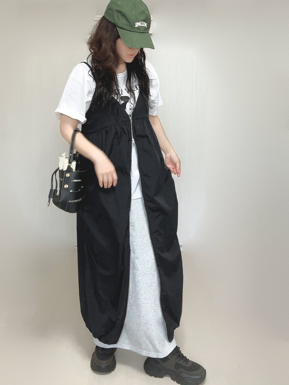 ブラック系のワンピース、ホワイト系のTシャツ/カットソー、ブラック系のショルダーバッグを着用したレディースの夏コーディネートの2枚目の写真