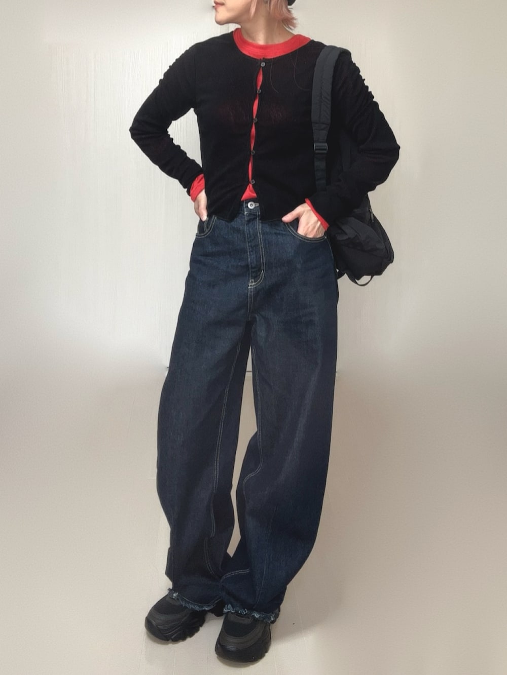 ブラック系のカーディガン/ボレロ、ベージュ系のブルゾン、レッド系のTシャツ/カットソーを着用したレディースの冬コーディネートの5枚目の写真