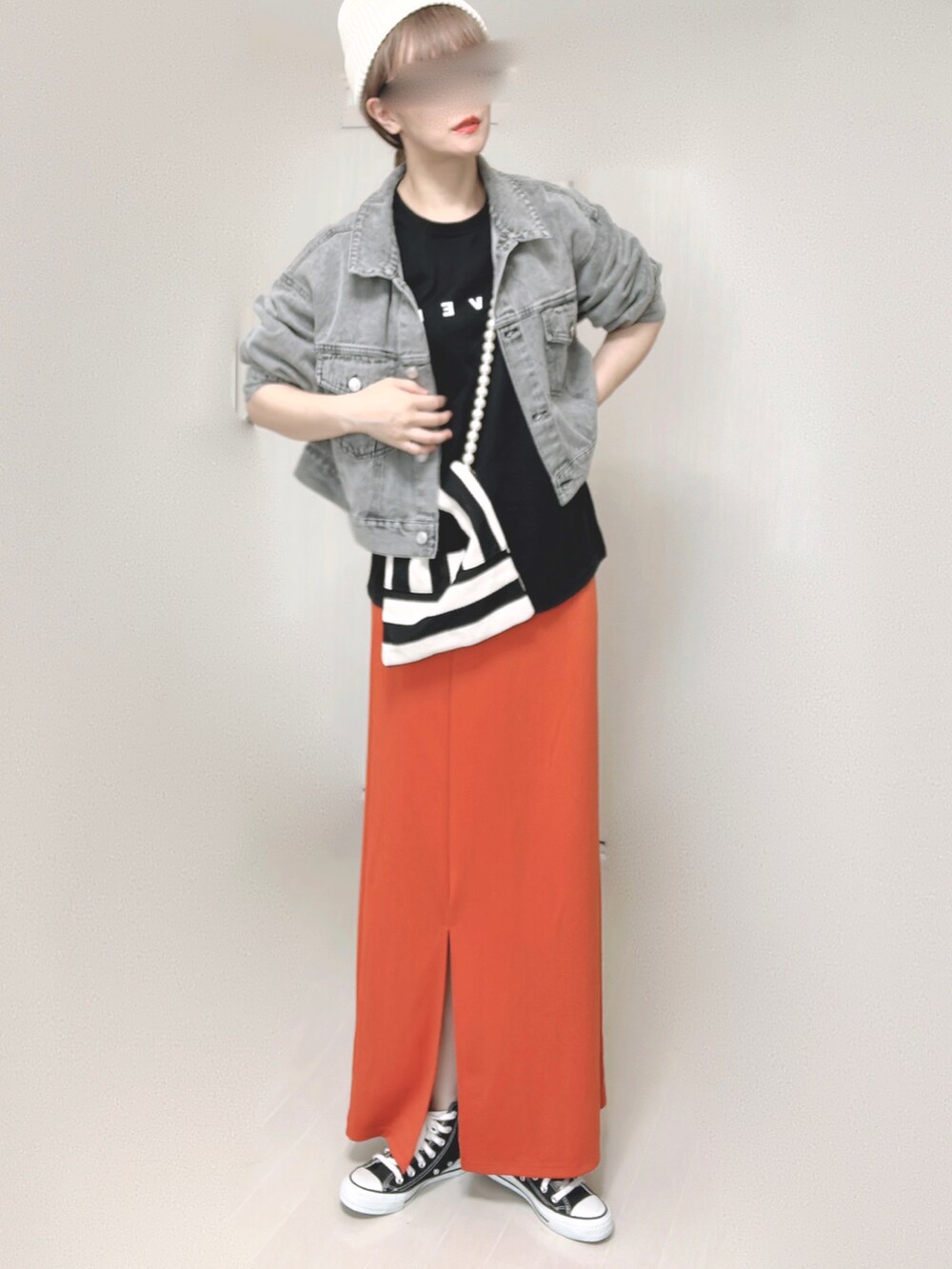 ブラック系のTシャツ/カットソー、ブラック系のデニムジャケット、ホワイト系のショルダーバッグを着用したレディースの夏コーディネートの5枚目の写真