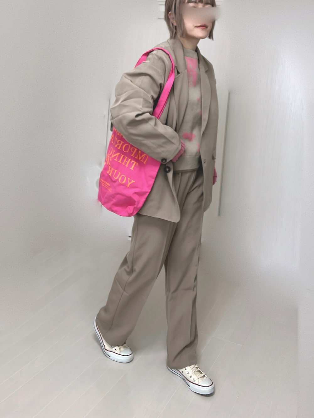 ベージュ系のセットアップ、ベージュ系のカーディガン/ボレロ、ピンク系のトートバッグを着用したレディースの春コーディネートの2枚目の写真