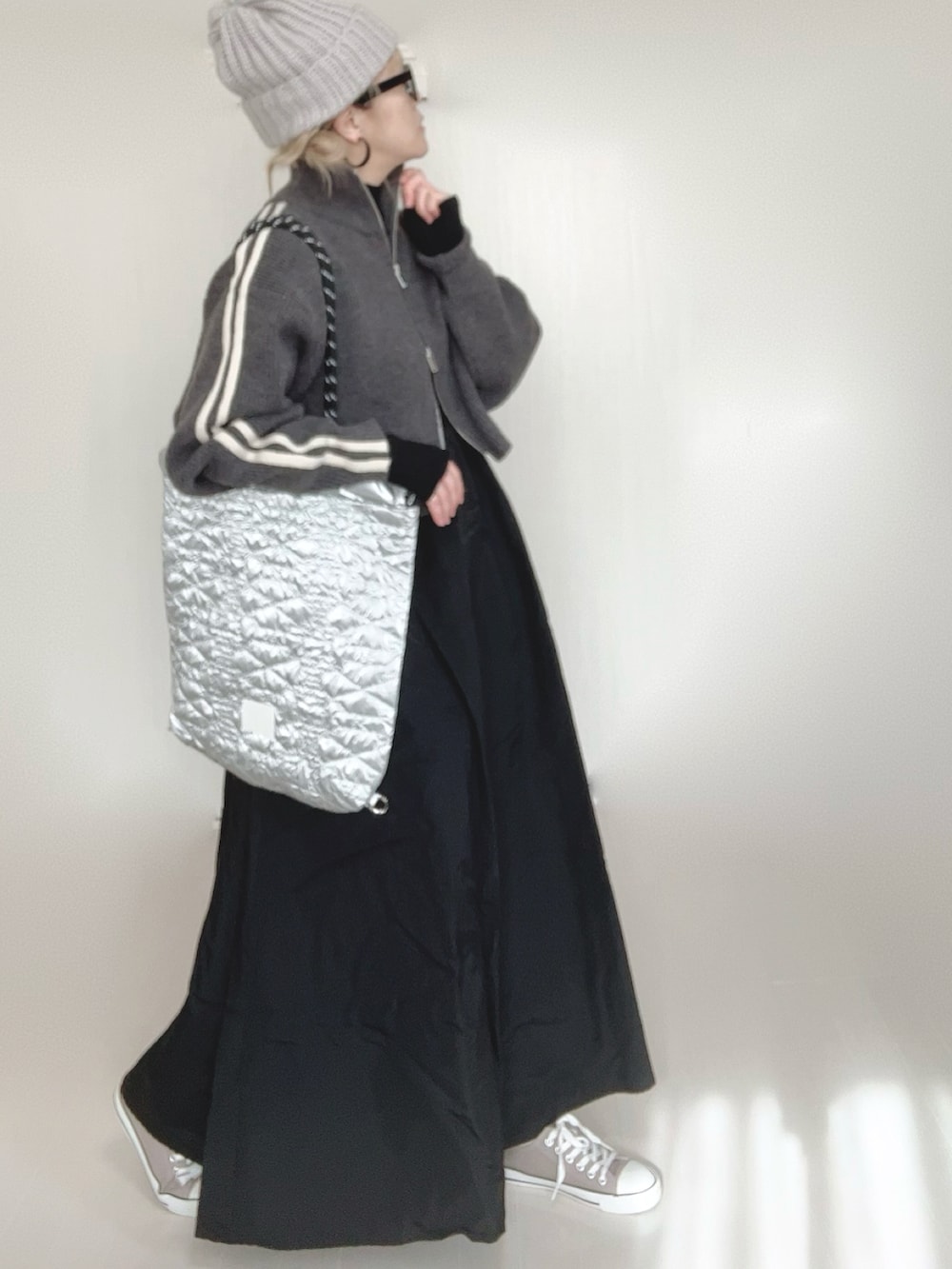 グレー系のニット/セーター、グレー系のワンピース、シルバー系のトートバッグを着用したレディースの冬コーディネートの3枚目の写真