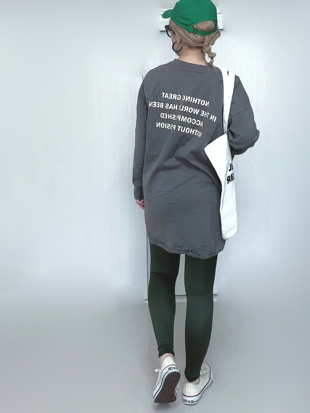 ベージュ系のTシャツ/カットソー、ホワイト系のトートバッグ、ホワイト系のスニーカーを着用したレディースの春コーディネートの3枚目の写真