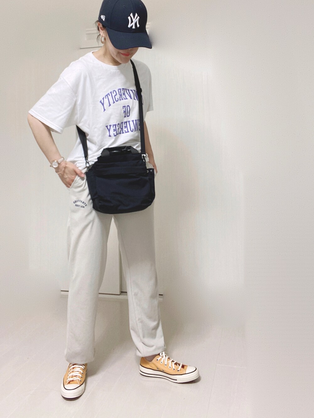 ホワイト系のTシャツ/カットソー、ブラック系のショルダーバッグ、ベージュ系のアナログ腕時計を着用したレディースの夏コーディネートの5枚目の写真