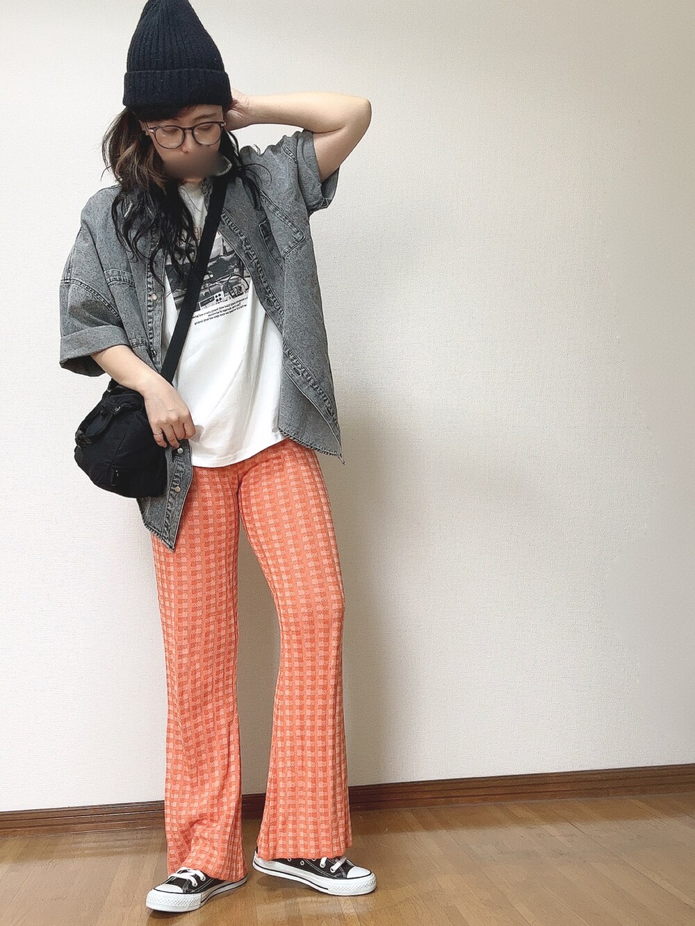 ブラック系のシャツ/ブラウス、ブラック系のショルダーバッグ、オレンジ系のその他パンツを着用したレディースの夏コーディネートの5枚目の写真