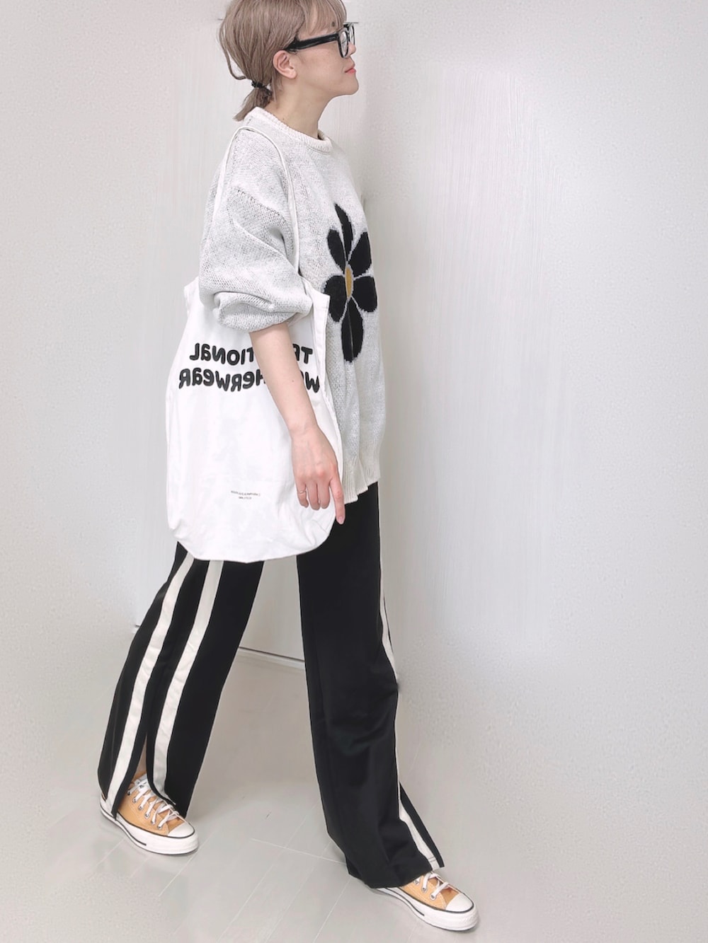 ホワイト系のニット/セーター、ブラック系のその他パンツ、ホワイト系のトートバッグを着用したレディースの夏コーディネートの4枚目の写真