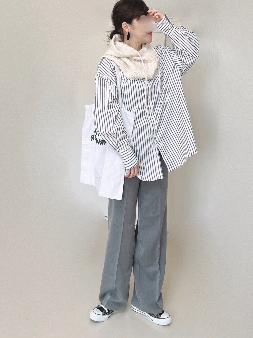 ホワイト系のシャツ/ブラウス、ホワイト系のトートバッグ、ブラック系のスニーカーを着用したレディースの秋コーディネートの3枚目の写真