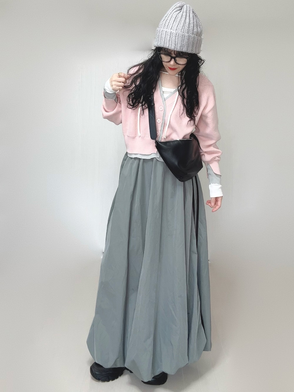 ピンク系のカーディガン/ボレロ、ホワイト系のTシャツ/カットソー、ブラック系のスニーカーを着用したレディースの春コーディネートの5枚目の写真