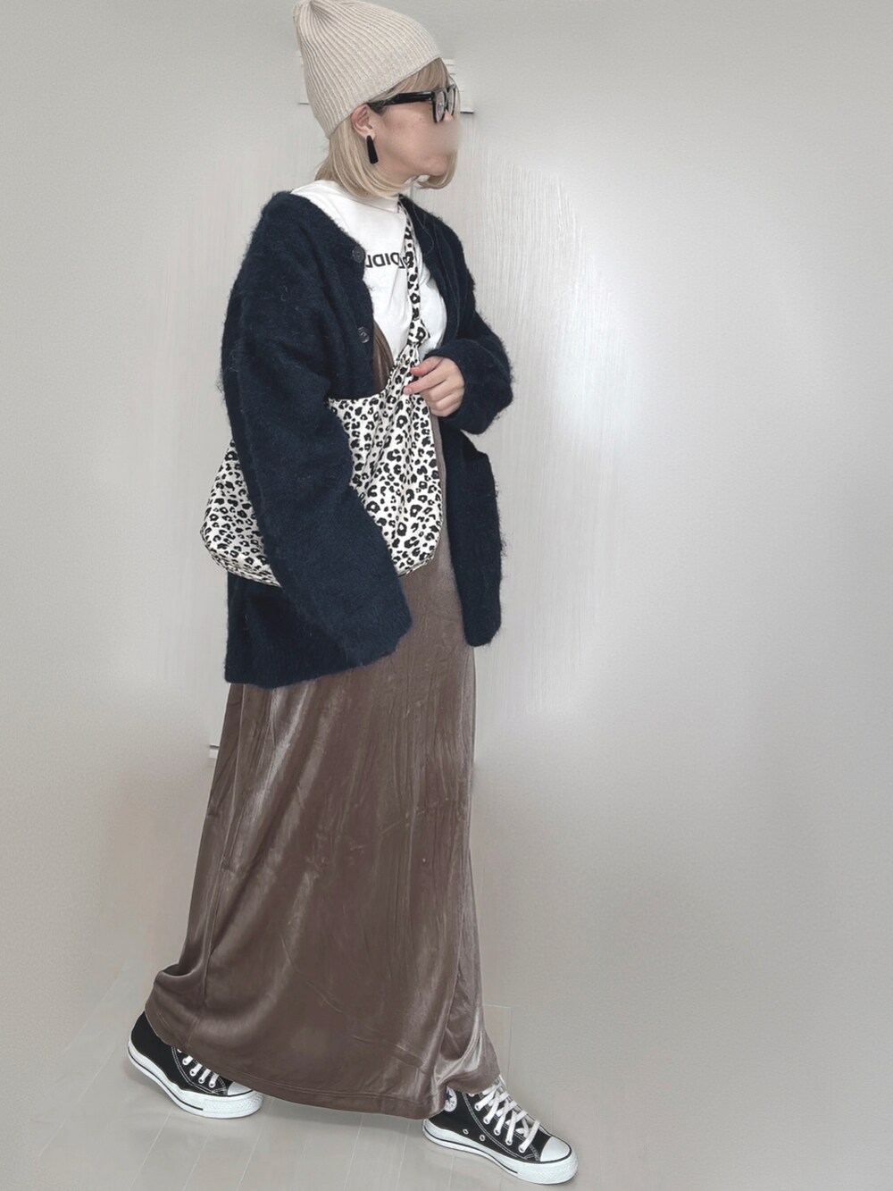 ブルー系のカーディガン/ボレロ、ホワイト系のトートバッグ、ブラウン系のワンピースを着用したレディースの秋コーディネートの5枚目の写真