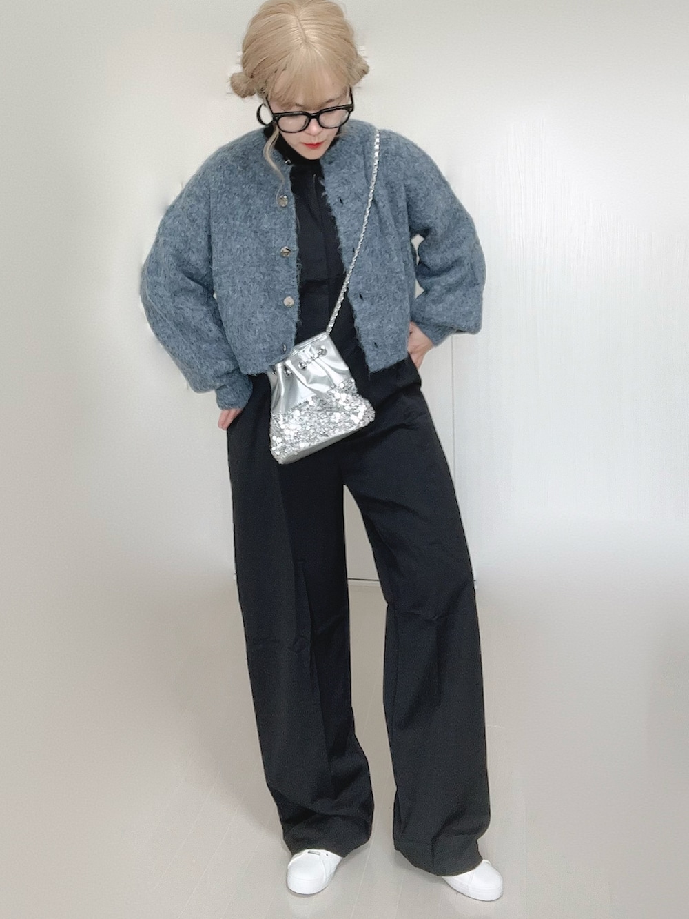 ブルー系のカーディガン/ボレロ、ブラック系のTシャツ/カットソー、シルバー系のショルダーバッグを着用したレディースの秋コーディネートの3枚目の写真