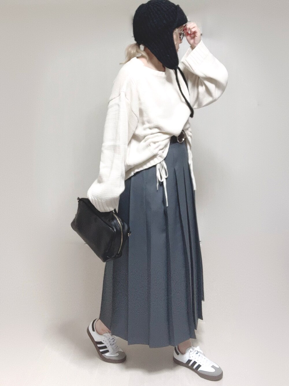 ホワイト系のニット/セーター、ブラック系のボストンバッグを着用したレディースの秋コーディネートの4枚目の写真