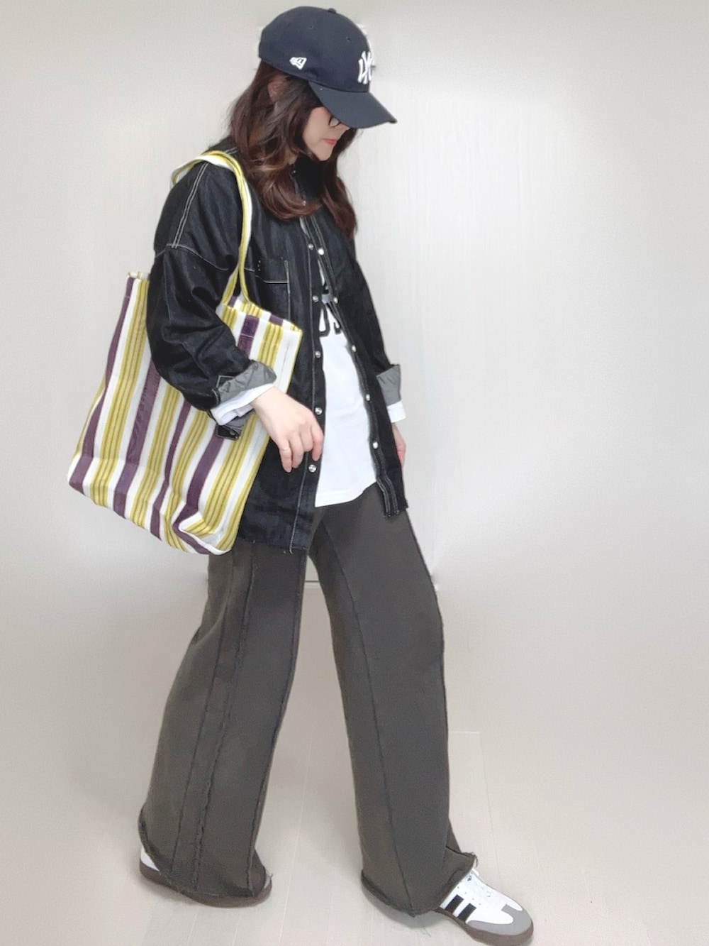 ブラック系のスウェットパンツ、ブラック系のシャツ/ブラウス、ホワイト系のTシャツ/カットソーを着用したレディースの春コーディネートの3枚目の写真