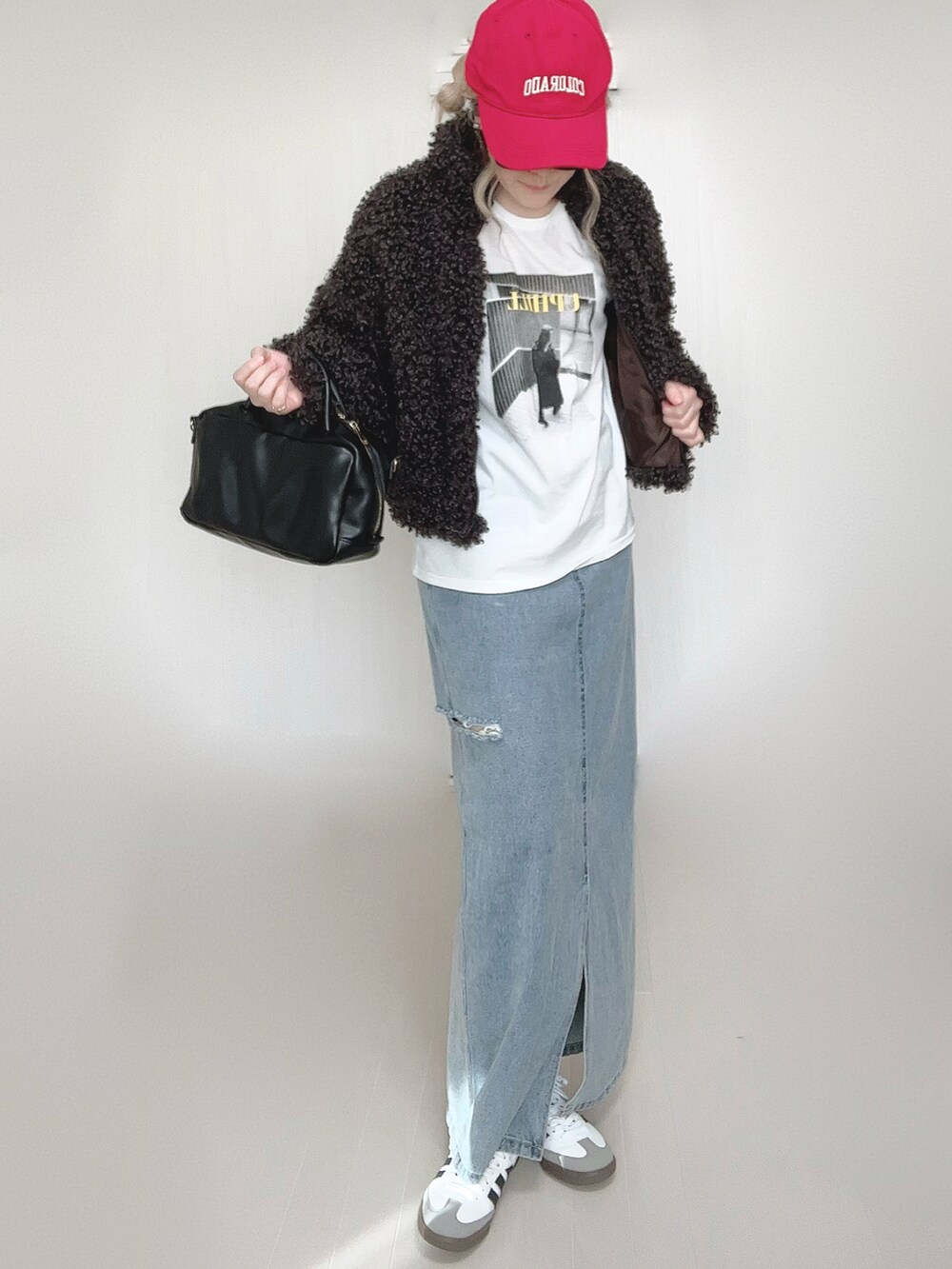 グレー系のブルゾン、ホワイト系のTシャツ/カットソー、ブラック系のボストンバッグを着用したレディースの秋コーディネートの5枚目の写真