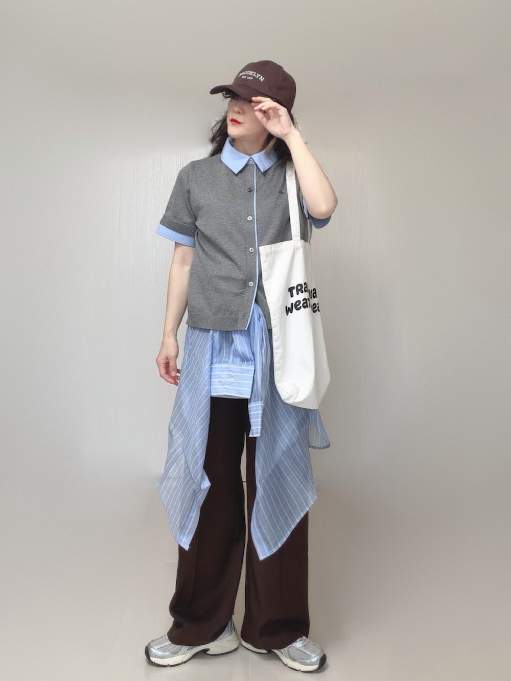 ブルー系のシャツ/ブラウス、ブラウン系のその他パンツ、グレー系のカーディガン/ボレロを着用したレディースの夏コーディネートの4枚目の写真