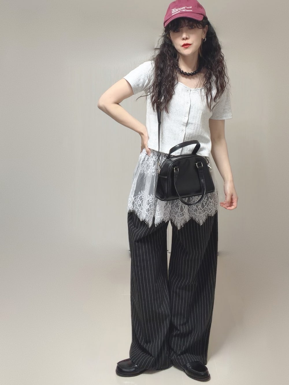 グレー系のTシャツ/カットソー、ブラック系のボストンバッグ、ブラック系のスラックスを着用したレディースの春コーディネートの2枚目の写真