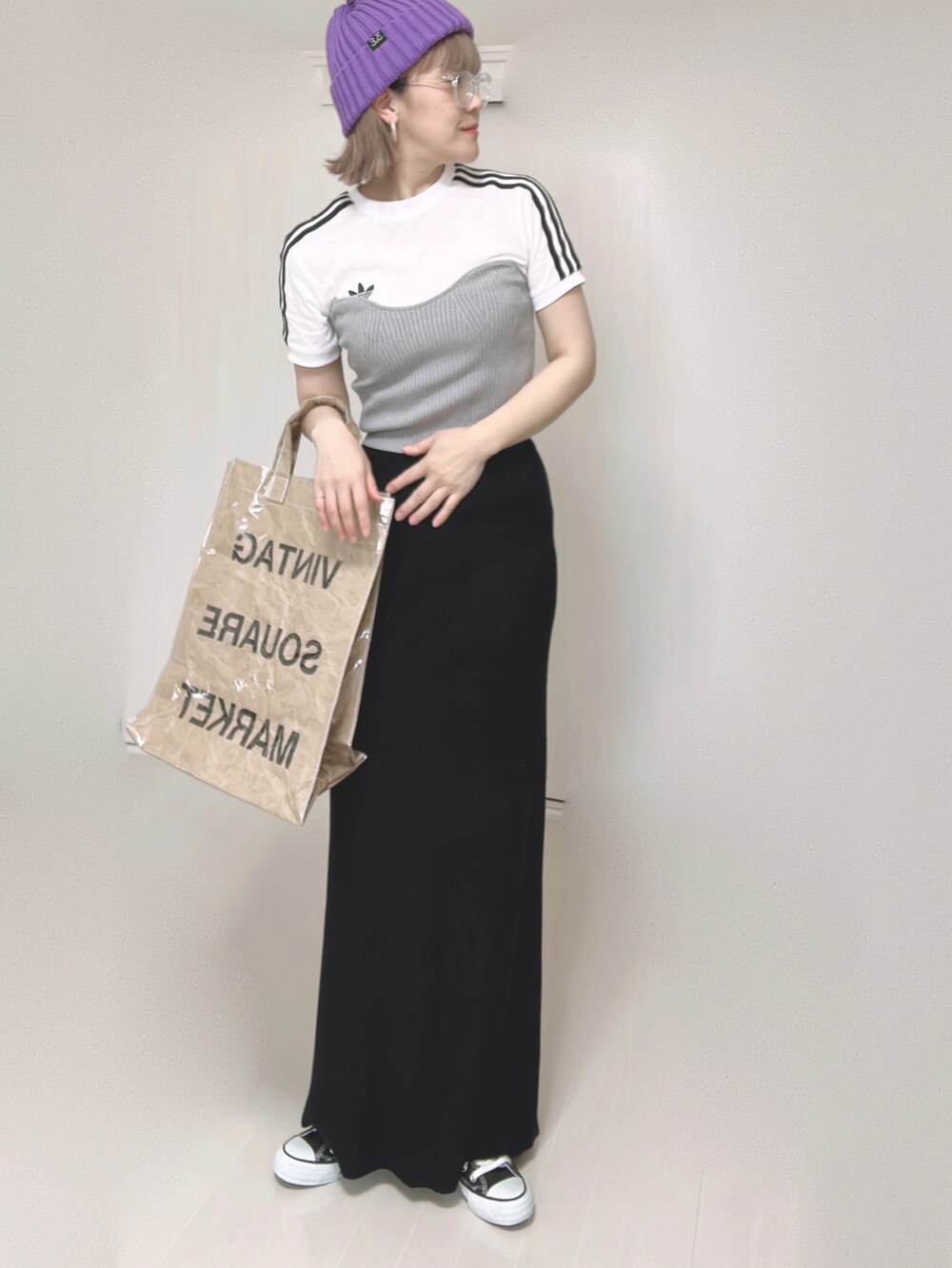 ホワイト系のTシャツ/カットソー、グレー系のチューブトップ、グリーン系のトートバッグを着用したレディースの夏コーディネートの3枚目の写真