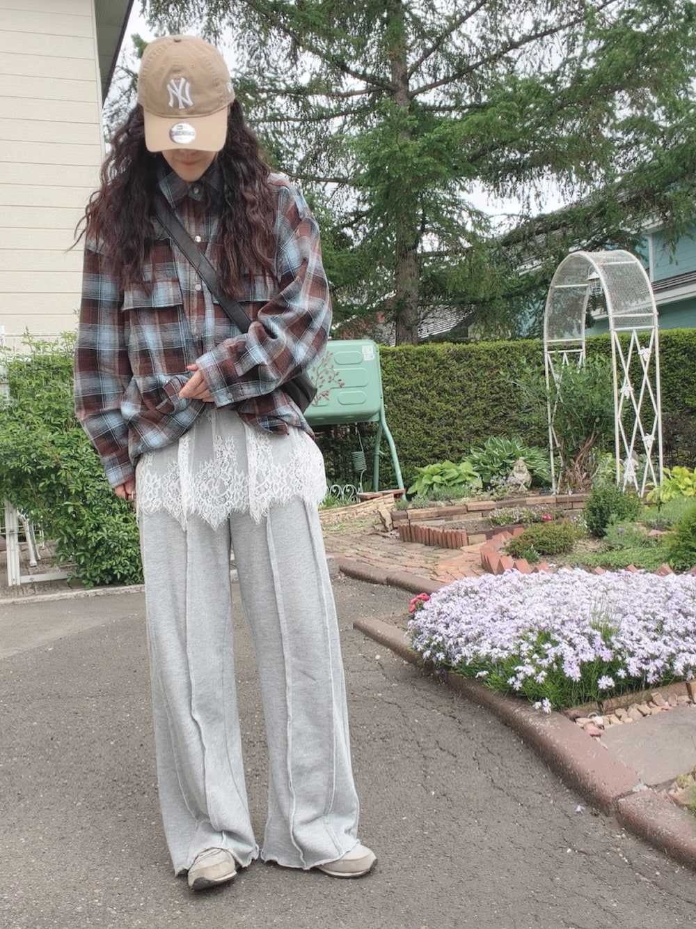 グレー系のTシャツ/カットソー、ブラウン系のシャツ/ブラウス、グレー系のスウェットパンツを着用したレディースの夏コーディネートの4枚目の写真