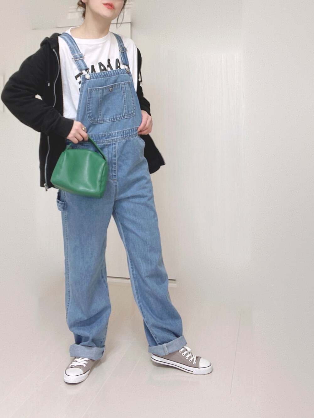 ブルー系のサロペット/オーバーオール、ホワイト系のTシャツ/カットソー、グリーン系のハンドバッグを着用したレディースの春コーディネートの3枚目の写真