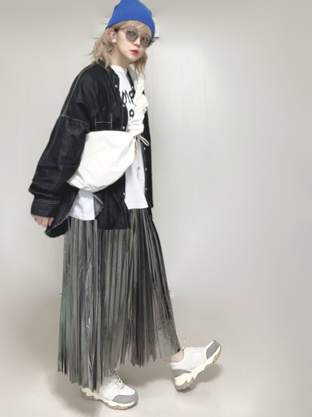 ブラック系のシャツ/ブラウス、ホワイト系のショルダーバッグ、ホワイト系のTシャツ/カットソーを着用したレディースの春コーディネートの3枚目の写真