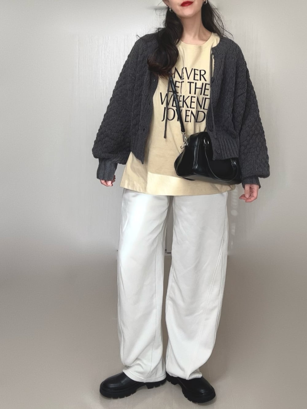 グレー系のニット/セーター、ブラック系のブーツ、ベージュ系のTシャツ/カットソーを着用したレディースの冬コーディネートの4枚目の写真