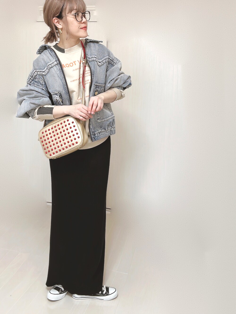 ベージュ系のスウェット、ブルー系のブルゾン、ゴールド系のショルダーバッグを着用したレディースの春コーディネートの5枚目の写真