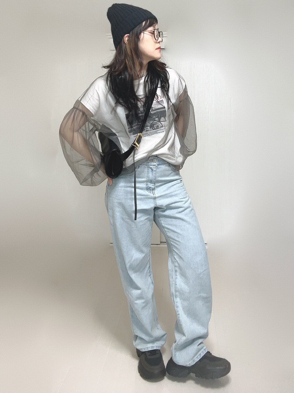 ブルー系のデニムパンツ、ブラック系のスニーカー、ブラック系のニットキャップ/ビーニーを着用したレディースの夏コーディネートの4枚目の写真