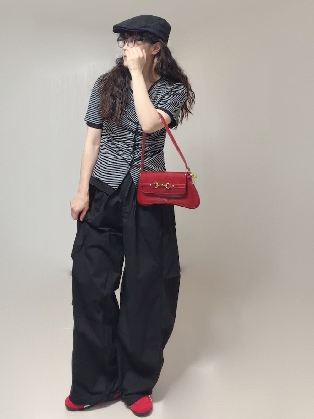 グレー系のTシャツ/カットソー、ブラック系のその他パンツを着用したレディースの夏コーディネートの3枚目の写真