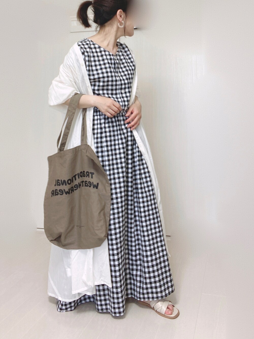 その他のワンピース、ホワイト系のシャツワンピース、ホワイト系のサンダルを着用したレディースの夏コーディネートの4枚目の写真