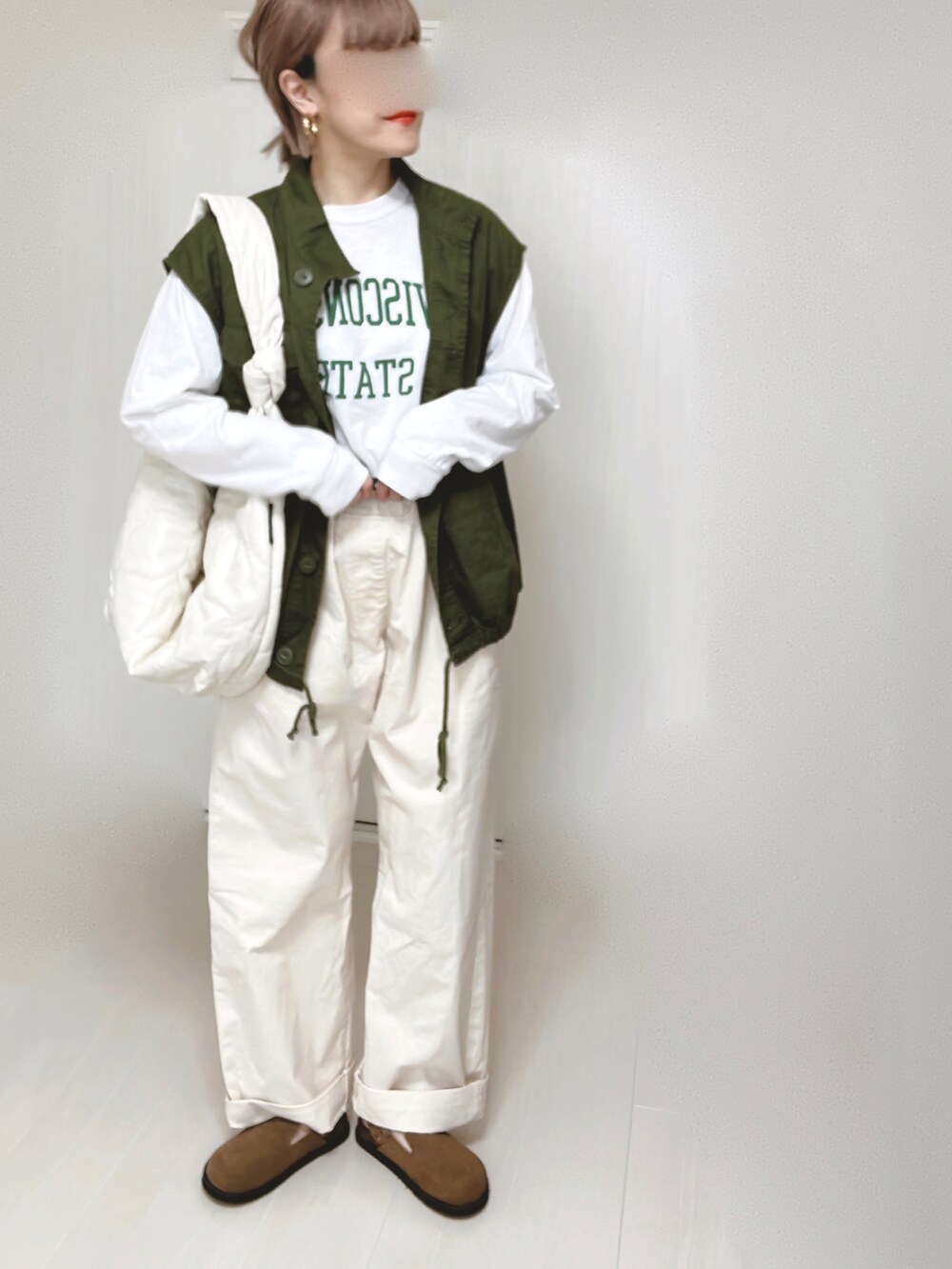 ホワイト系のその他パンツ、ホワイト系のTシャツ/カットソー、グリーン系のその他アウターを着用したレディースの春コーディネートの5枚目の写真