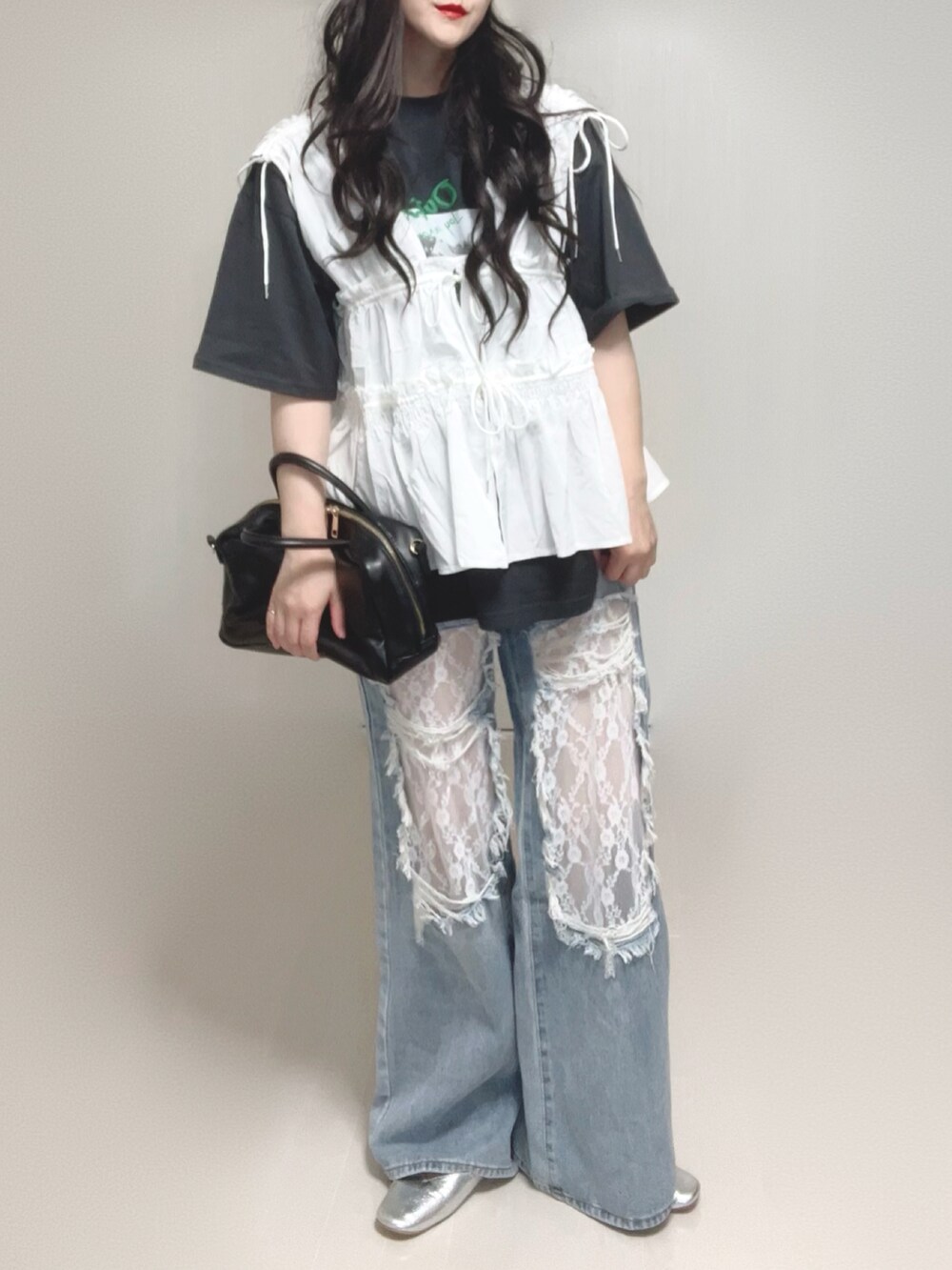 ホワイト系のシャツ/ブラウス、グレー系のTシャツ/カットソー、ブルー系のデニムパンツを着用したレディースの夏コーディネートの5枚目の写真