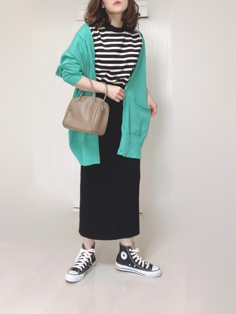 ホワイト系のTシャツ/カットソー、グリーン系のカーディガン/ボレロを着用したレディースの春コーディネートの2枚目の写真