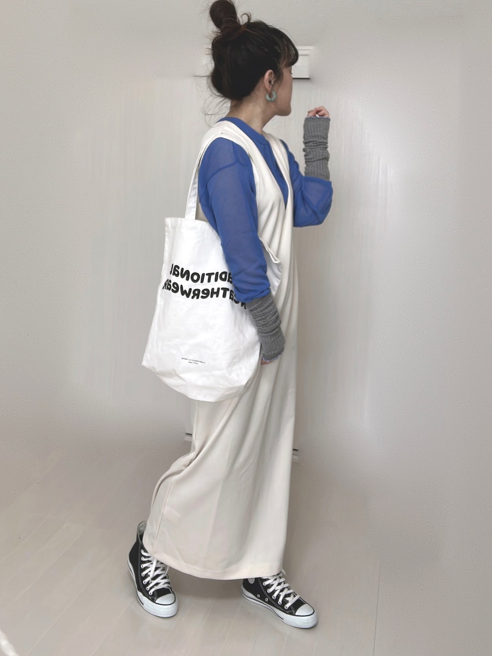 ホワイト系のワンピース、ブルー系のカーディガン/ボレロ、ホワイト系のトートバッグを着用したレディースの冬コーディネートの5枚目の写真