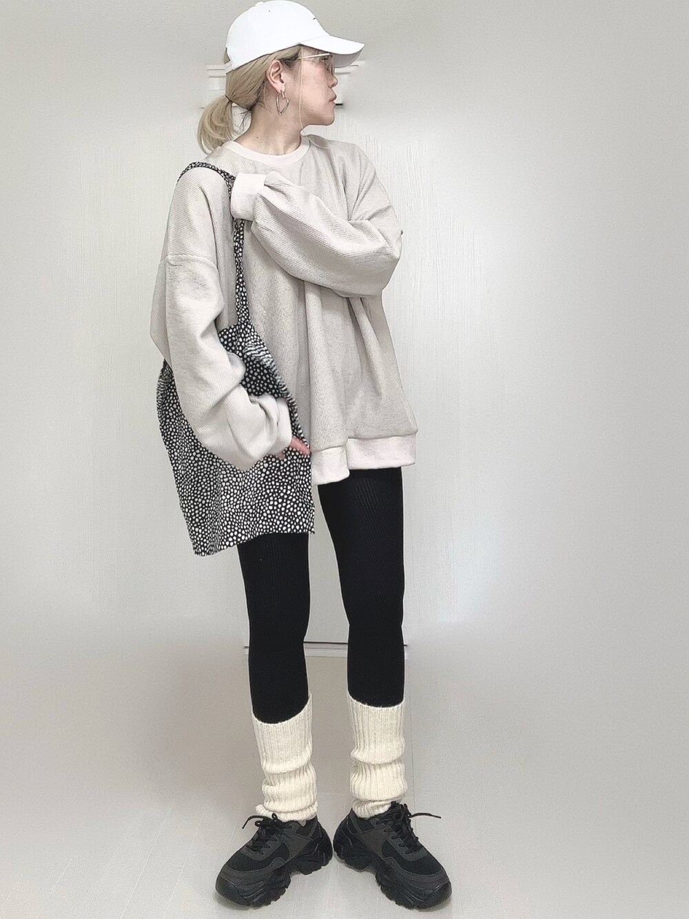 ベージュ系のTシャツ/カットソー、ブラック系のスニーカー、ホワイト系のアームカバーを着用したレディースの春コーディネートの5枚目の写真